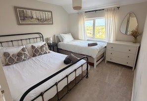 3 bedrooms, iron/ironing board, free WiFi, bed sheets - House Sleeps 7 With Enclosed Garden (Peterborough)