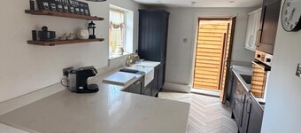House Sleeps 7 With Enclosed Garden