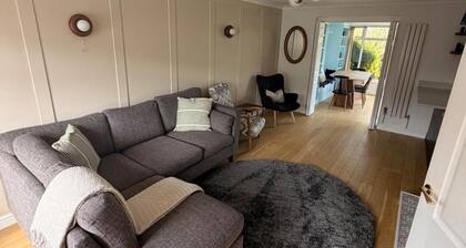 House Sleeps 7 With Enclosed Garden