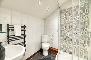 Shower, towels, toilet paper - Mason Street by Guestz (Chester)