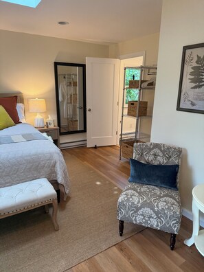1 bedroom, iron/ironing board, WiFi, bed sheets - Cozy Studio in wonderful Germantown, Peaceful and Quiet (Tivoli)