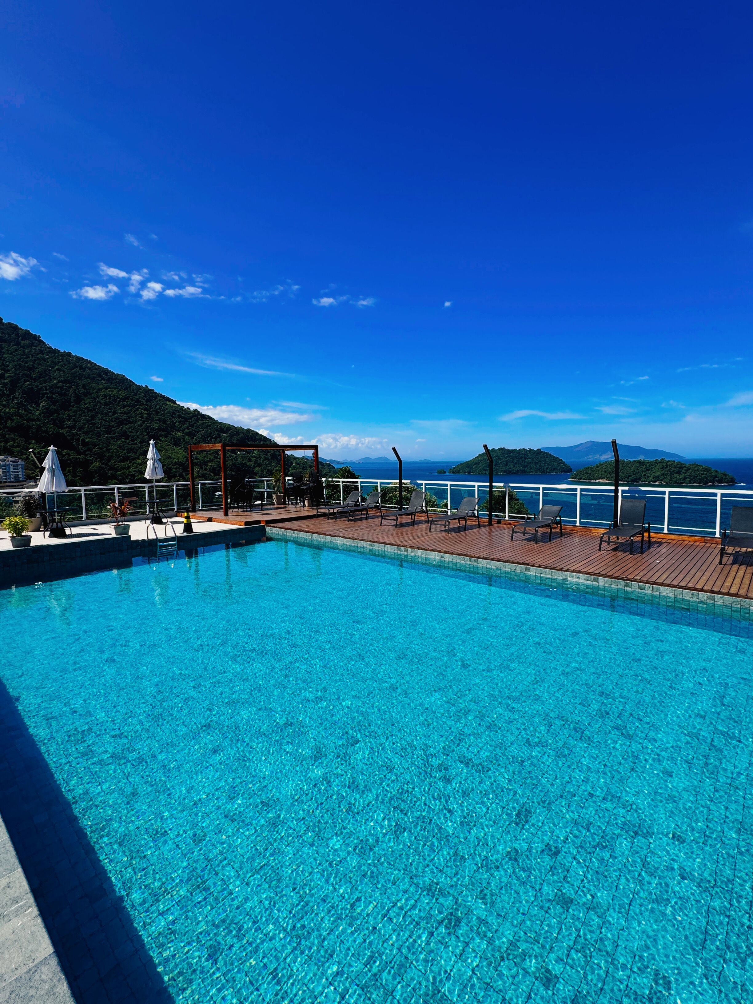 Una piscina cubierta, una piscina al aire libre
