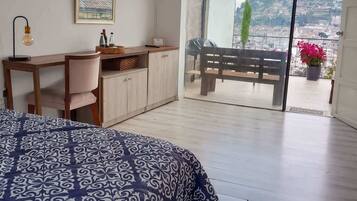 1 habitación, escritorio, tabla de planchar con plancha y wifi