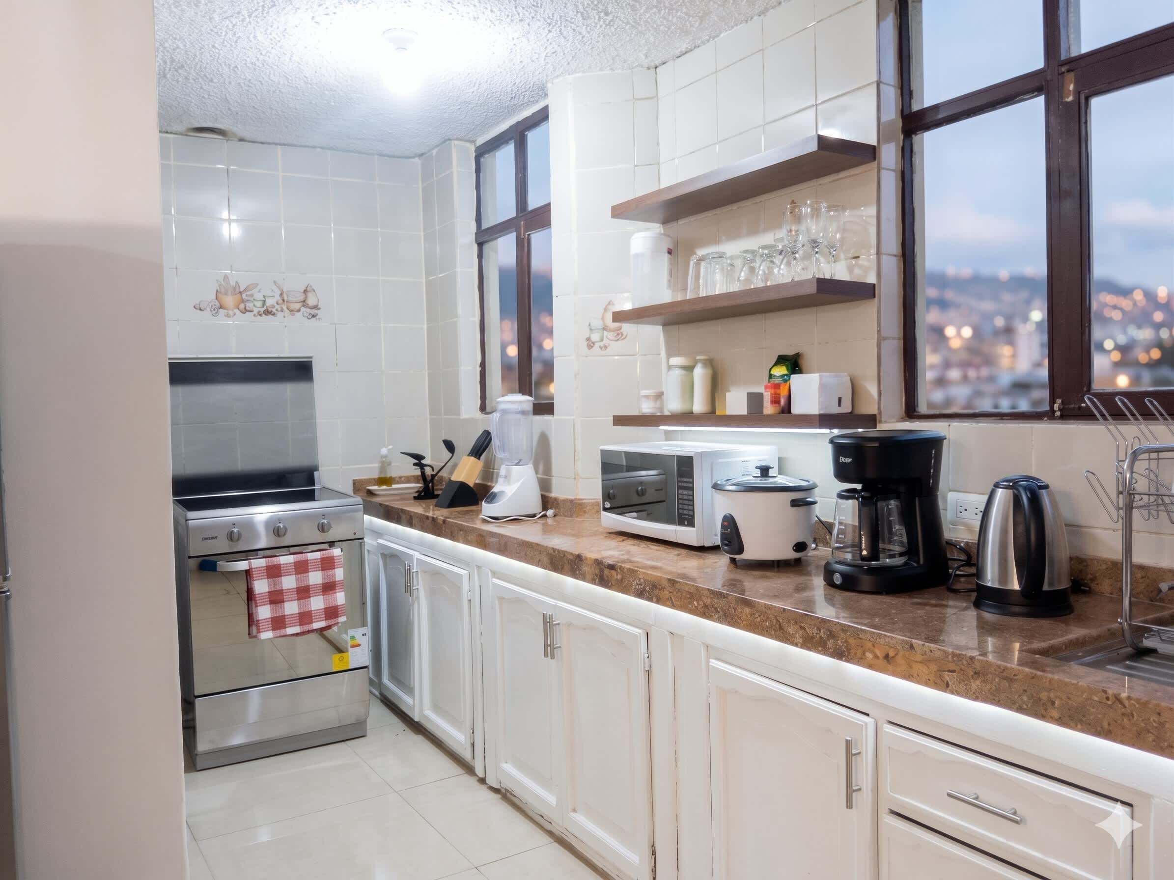 Frigorífico, microondas, horno y placa de cocina
