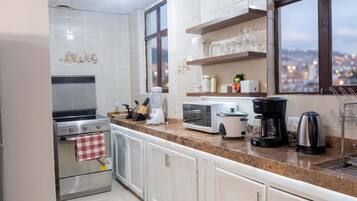 Frigorífico, microondas, horno y placa de cocina