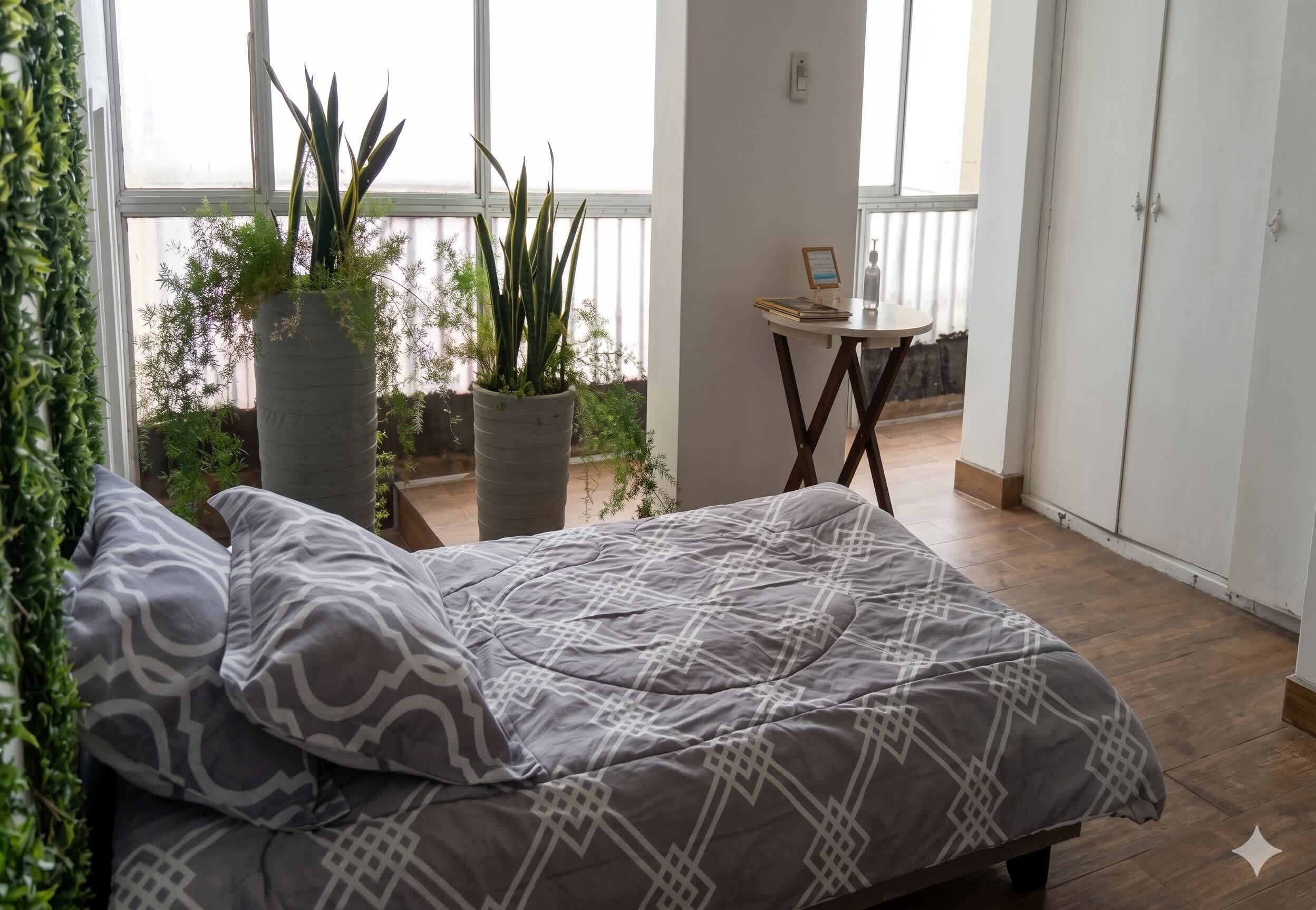 1 dormitorio, escritorio, tabla de planchar con plancha y wifi