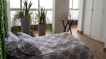1 dormitorio, escritorio, tabla de planchar con plancha y wifi