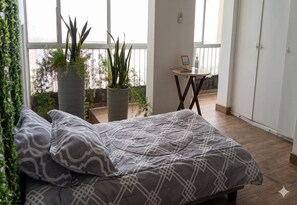 1 habitación, escritorio, tabla de planchar con plancha y wifi 