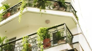 Deluxe Townhome, Balcony, City View | Exterior detail