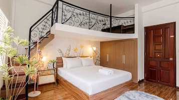 Townhouse – deluxe, balkong, byutsikt | Allergitestet sengetøy, individuelt dekorert og individuelt innredet