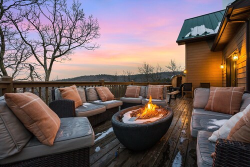 Best Views in Massanutten! 5200 sq ft, Designer-Decorated w/ Hot Tub and Sauna