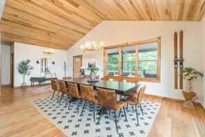 Dining - Best Views in Massanutten! 5200 sq ft, Designer-Decorated w/ Hot Tub and Sauna (McGaheysville)