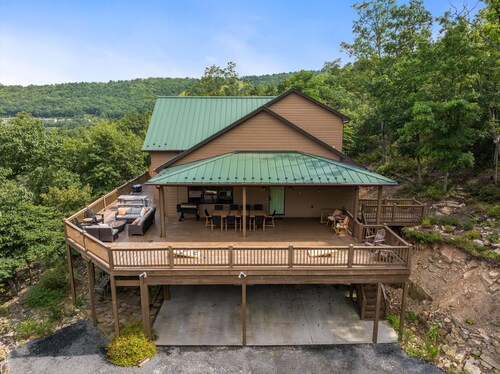 Best Views in Massanutten! 5200 sq ft, Designer-Decorated w/ Hot Tub and Sauna