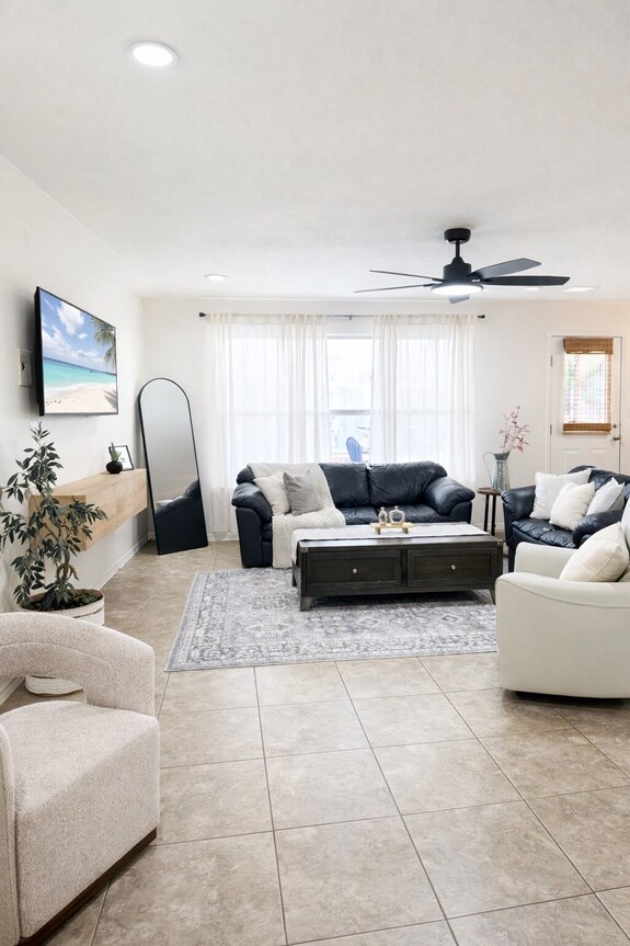 Spacious Laredo Home W/ Fire Pit, Playground & Backyard - 러레이도