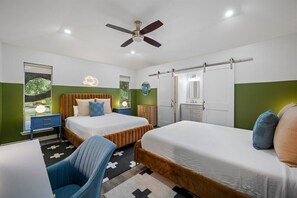 Room - 4BR+Outdoor Dining+Game Room+Sleeps 12+15 min DT (Austin)