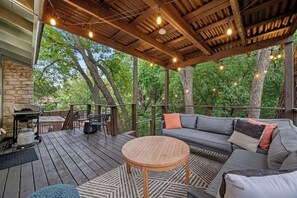 Outdoor dining - 4BR+Outdoor Dining+Game Room+Sleeps 12+15 min DT (Austin)