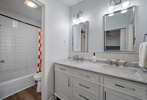 Bathroom - 4BR+Outdoor Dining+Game Room+Sleeps 12+15 min DT (Austin)