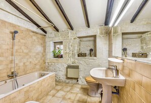 Haartrockner, Bidet, Handtücher, Seife