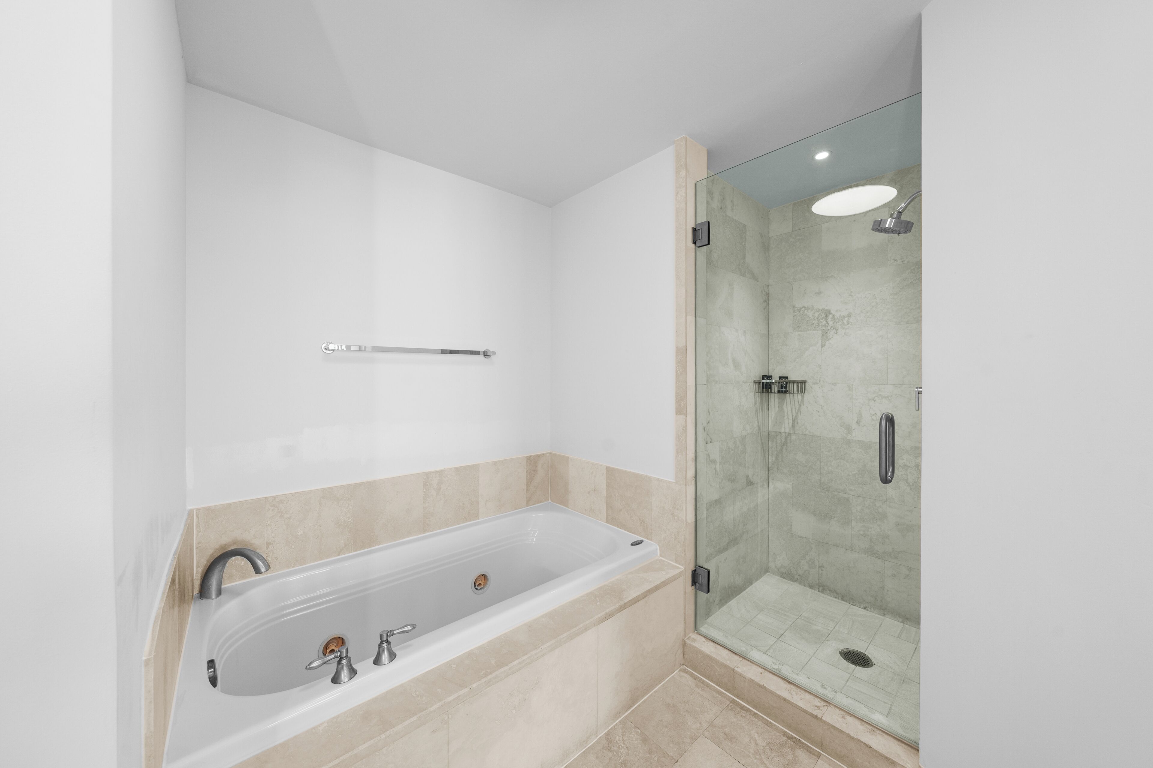 Dusche, Whirlpool, Haartrockner, Handtücher