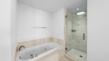 Dusche, Whirlpool, Haartrockner, Handtücher