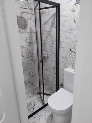 Comfort Room, Garden View | Bathroom