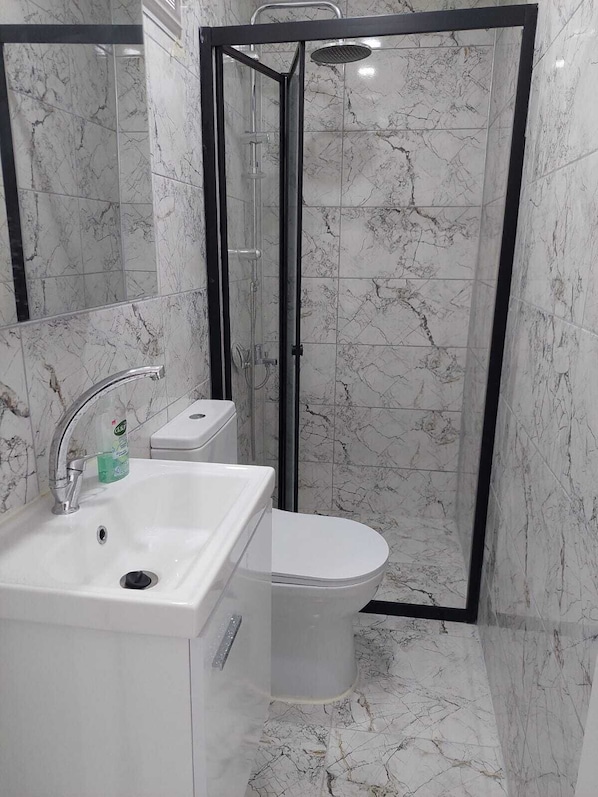 Luxury Room, City View | Bathroom