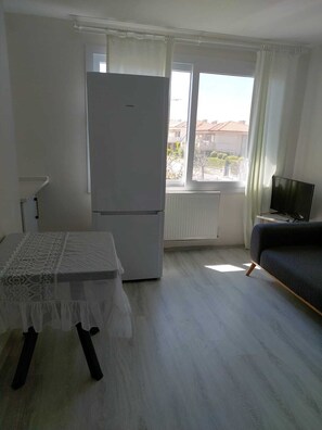 Luxury Room, City View | Living area