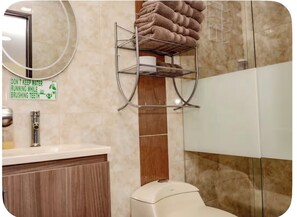 Towels, toilet paper - 108 LOVELY 2 BEDROOM APARTMENT NEAR PARK POBLADO (Medellín)