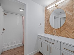 Douche, sèche-cheveux, serviettes fournies, papier toilette