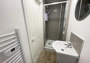 Hair dryer - The Central Suite-4 Bedroom Apartment with Bathroom & 1 Ensuite Bedroom (Blackpool)