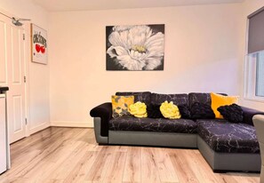 TV - The Central Suite-4 Bedroom Apartment with Bathroom & 1 Ensuite Bedroom (Blackpool)