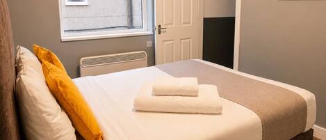 4 bedrooms, iron/ironing board, WiFi, bed sheets