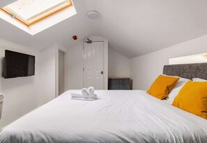 4 bedrooms, iron/ironing board, WiFi, bed sheets - The Central Suite-4 Bedroom Apartment with Bathroom & 1 Ensuite Bedroom (Blackpool)
