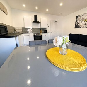 Microwave, oven, toaster - The Central Suite-4 Bedroom Apartment with Bathroom & 1 Ensuite Bedroom (Blackpool)
