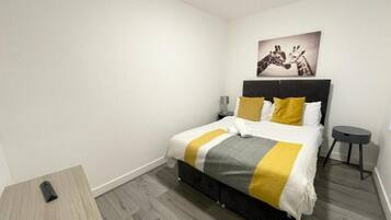 4 bedrooms, iron/ironing board, WiFi, bed sheets