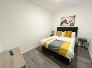 4 bedrooms, iron/ironing board, WiFi, bed sheets - The Central Suite-4 Bedroom Apartment with Bathroom & 1 Ensuite Bedroom (Blackpool)
