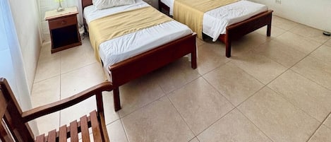 3 bedrooms, iron/ironing board, internet, bed sheets