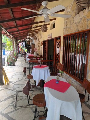 Outdoor dining - Hotel Museo Xibalba (Palenque)