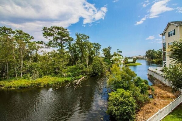 Property grounds - Coastal Charm 2-bed 2 bath Condo Gated/Amenities/ 8 min walk to Ocean Blvd (North Myrtle Beach)