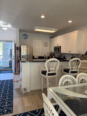 Dining - Coastal Charm 2-bed 2 bath Condo Gated/Amenities/ 8 min walk to Ocean Blvd (North Myrtle Beach)