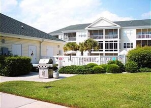 Exterior - Coastal Charm 2-bed 2 bath Condo Gated/Amenities/ 8 min walk to Ocean Blvd (North Myrtle Beach)