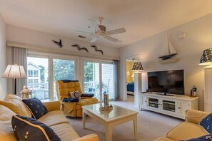 TV - Coastal Charm 2-bed 2 bath Condo Gated/Amenities/ 8 min walk to Ocean Blvd (North Myrtle Beach)