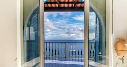 Panoramic sea view villa near downtown and piers