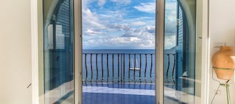 Panoramic sea view villa near downtown and piers