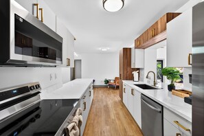 Fridge, microwave, oven, stovetop - Stonewood Escape 4BR Fireplace Near Hard Rock (Hollywood)
