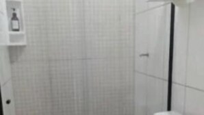 Un espacio pequeño y cerrado con ducha, inodoro y lavamanos.