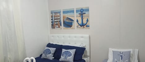 Habitación doble familiar, balcón, vista al jardín | Insonorización, tabla de planchar con plancha y wifi gratis