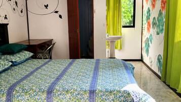 Kamar Double Basic, kamar mandi pribadi | Meja kerja, ruang kerja ramah laptop, dan Wi-Fi gratis