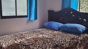 Kamar Double, kamar mandi umum | Meja kerja, ruang kerja ramah laptop, dan Wi-Fi gratis