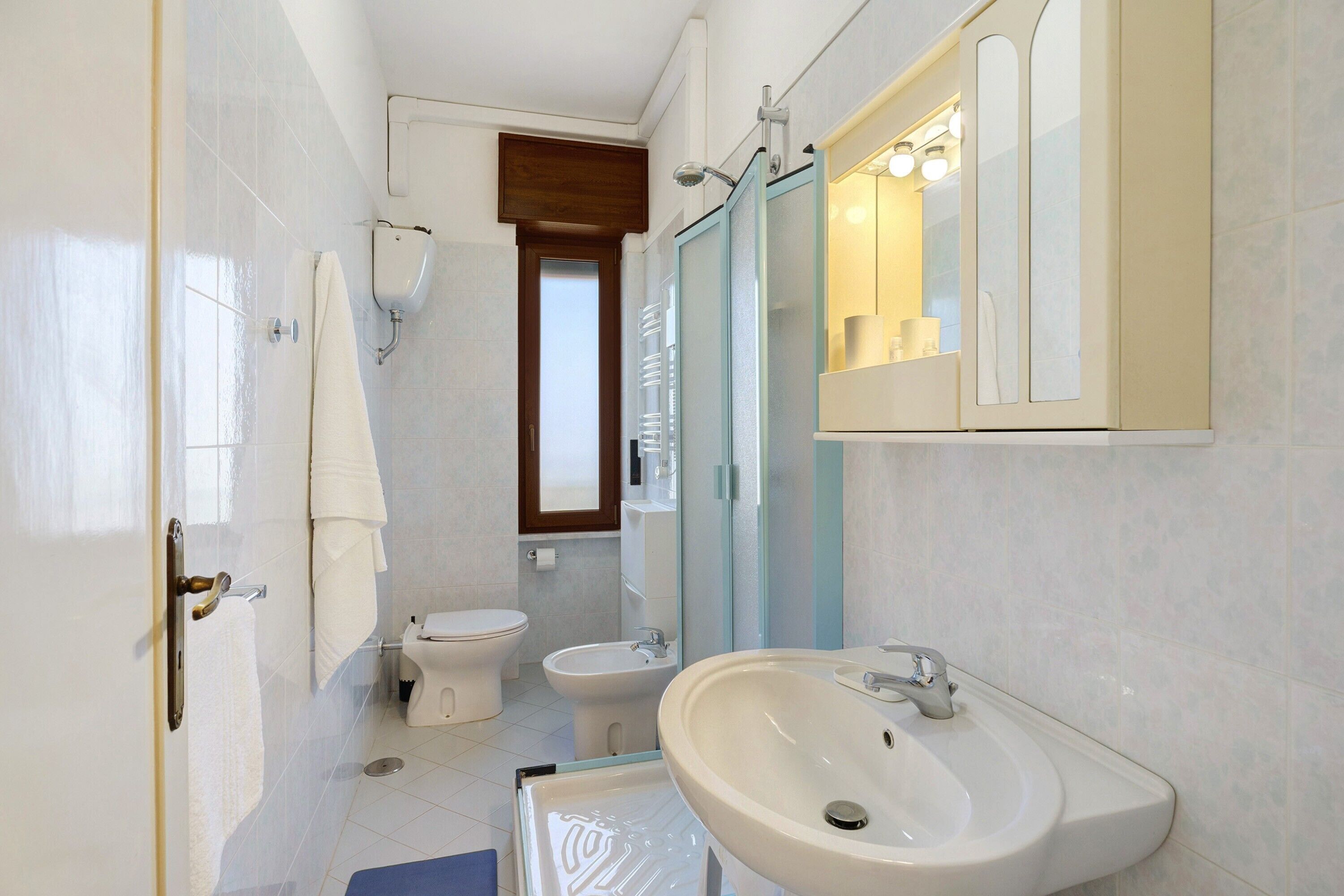 Een douche, een haardroger, handdoeken